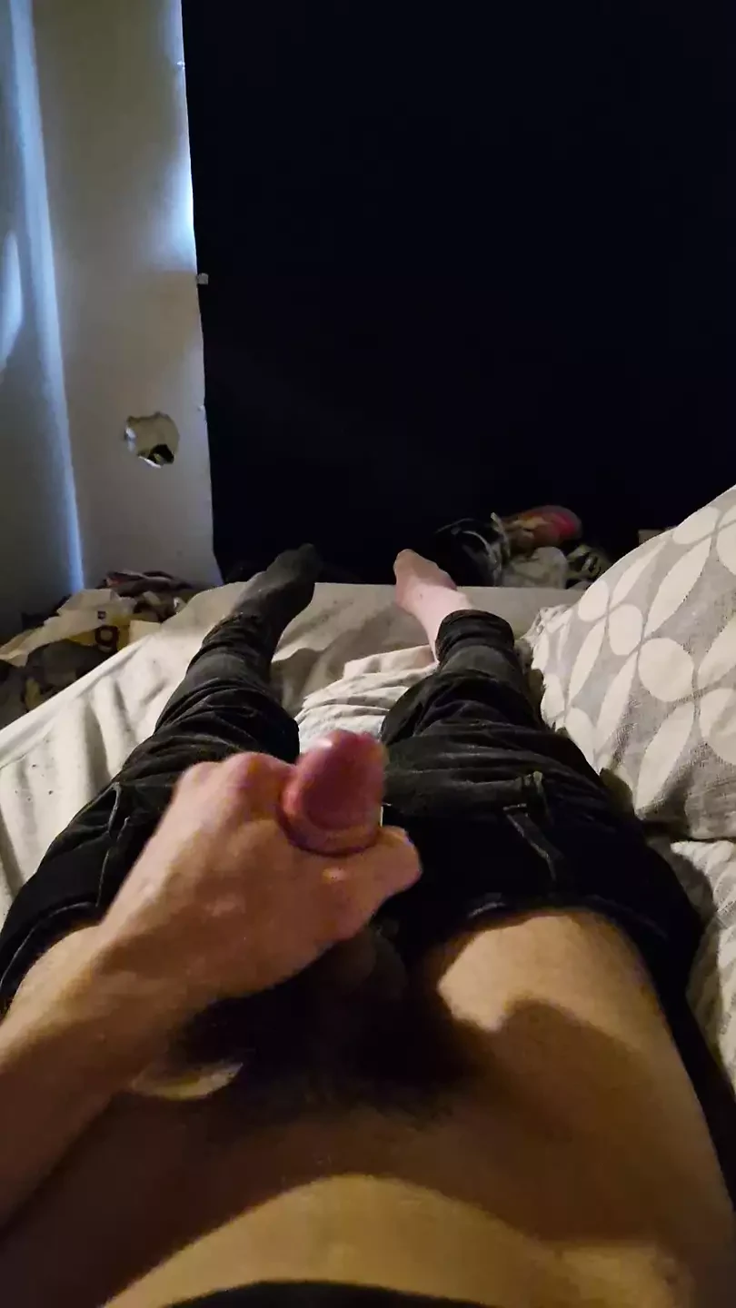 Un giovane ragazzo si masturba