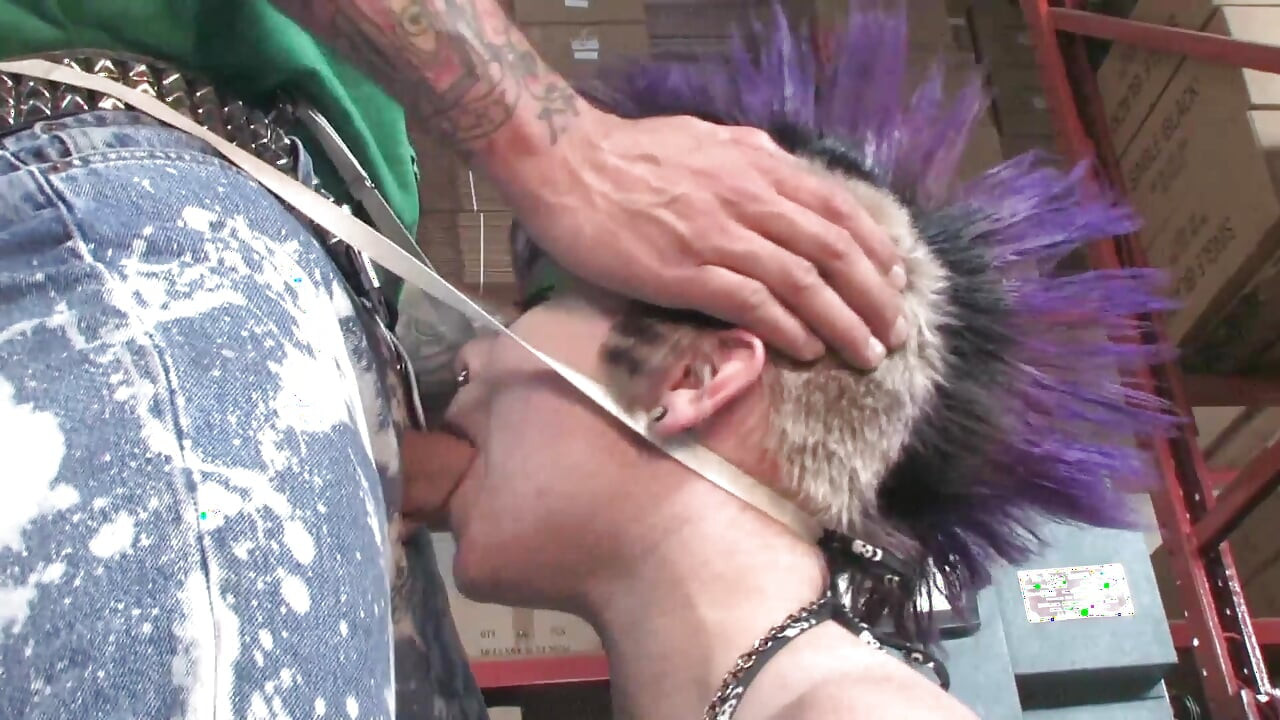 Pesta seks liar. Awek batu bertatu dan bertindik berwarna sukakannya liar, hanya dalam pakaian jala