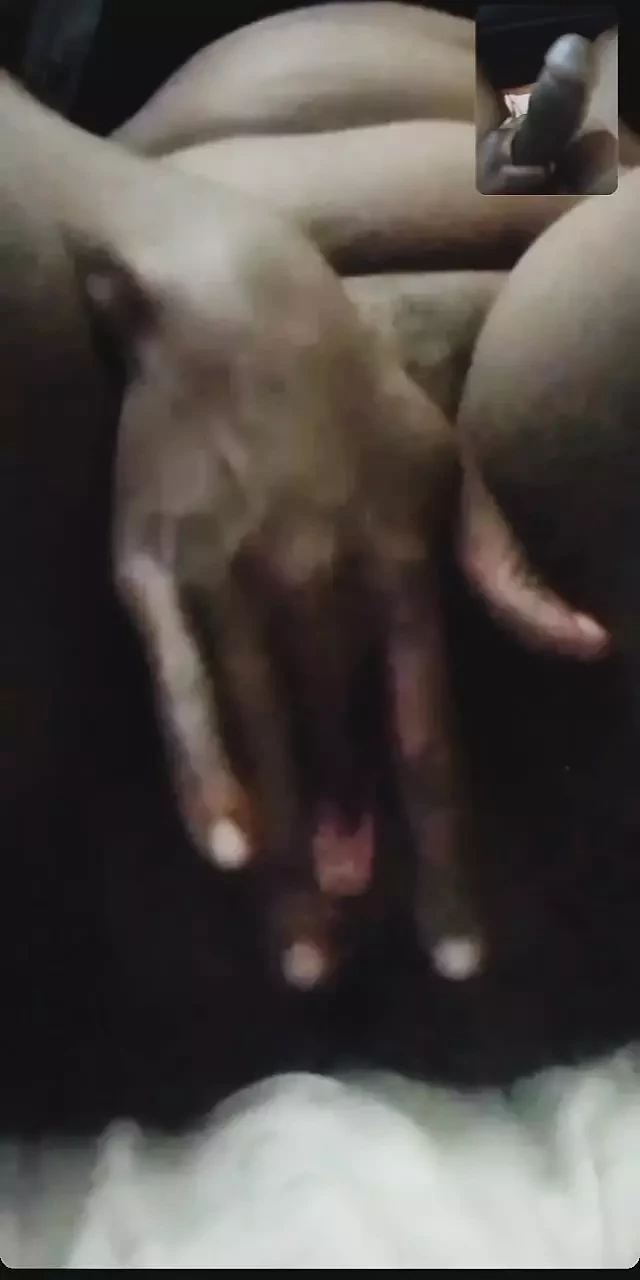 Černá stará macecha si užívá masturbaci na videohovoru