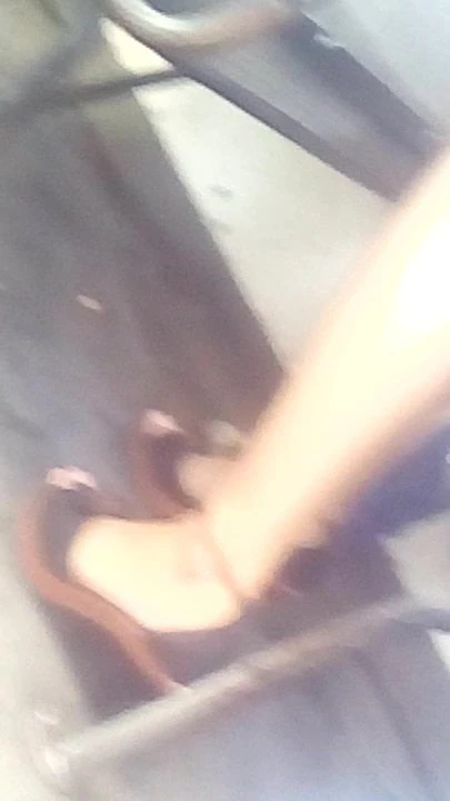 sra muy guapa y sexy en el microbio