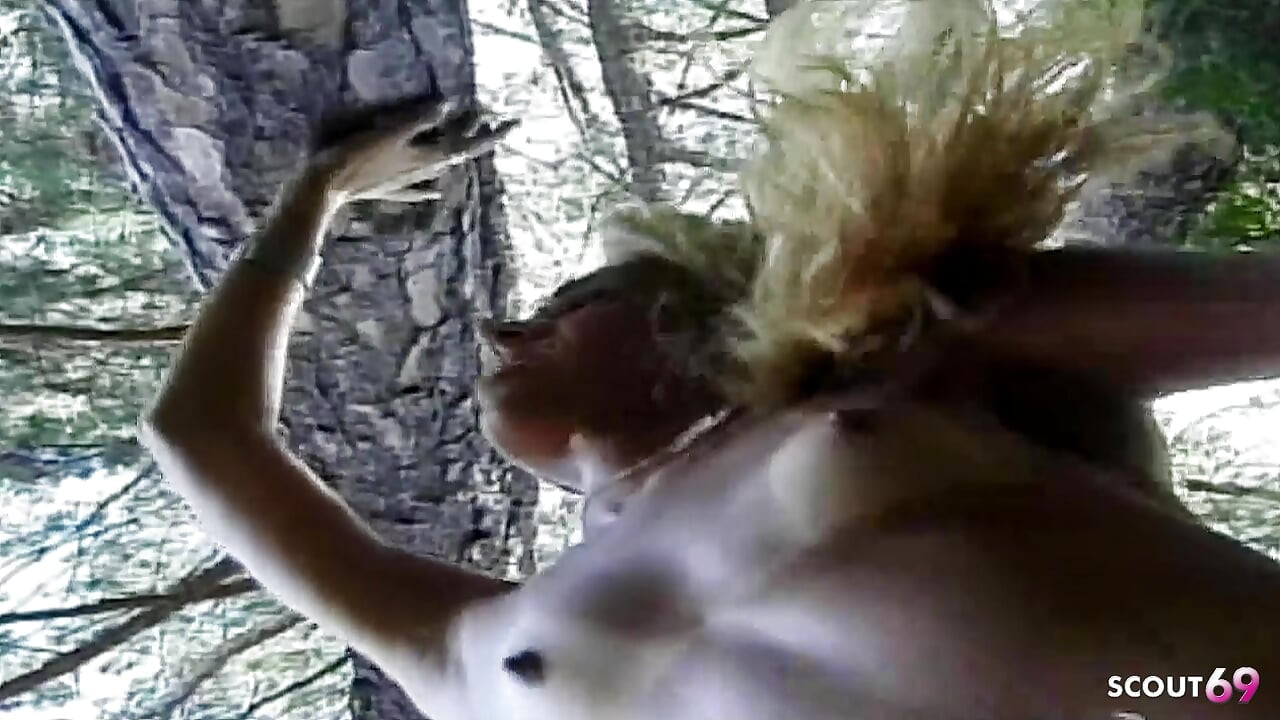 金发变性人操拉丁男人在户外的屁股直到射精