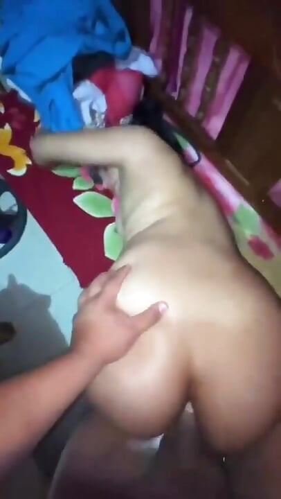 彼は隣人をアナルセッションに招待しますが、彼女はおそらく一生忘れられないでしょう