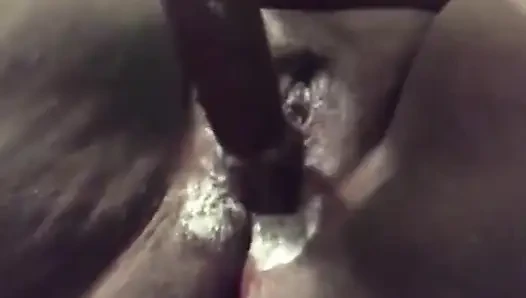 Aku lagi asik ngentot memekku pakai dildo ukuran XL sampai muncrat