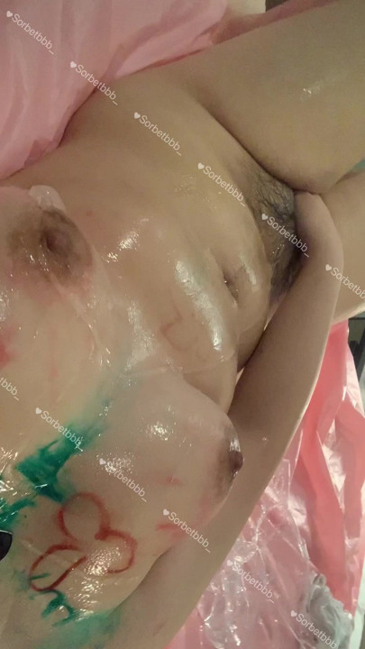 Asiatiska stora bröst hårig slampa målar hennes kropp med kuk och leker med slemmet