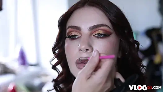 Kızıl saçlı apras utangaç sıkı amcık azgın yarağı karşılıyor