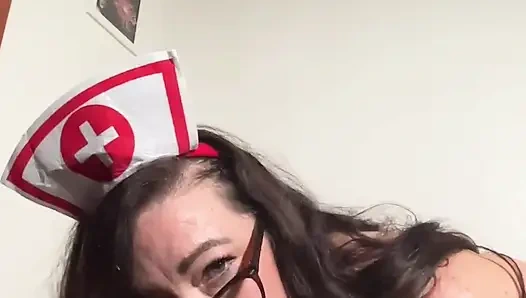 Suster super semok ini lagi asik nyepong kontol dan jilat memek beceknya