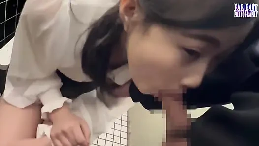 Cewek seksi ini lagi jalan-jalan sambil jalan-jalan di mana matanya yang ramai-ramai memuncak ke puncaknya yang hot dan kencang.2