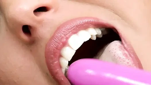 Heiße brünette hat solo-sex mit einem dildo in ihrer muschi