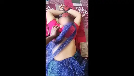 Seksi büyük memeli Hintli evli kadın sari gözleri bağlı eller bağlı ve yabancı amcık tarafından kandırılıyor parmaklanıyor ve yarağını emiyor