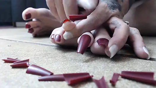 Uzun ayak tırnaklarını kırpıyor