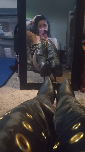 Eat my pussy til my legs shake
