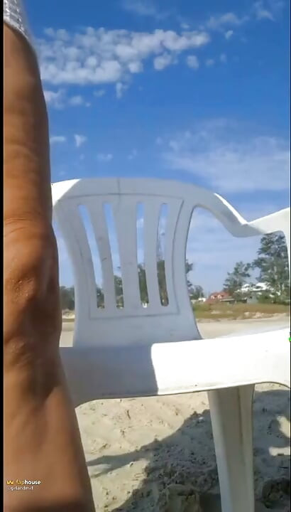 Corona Caliente Tomando El Sol En La Playa Con Un Micro Bikini Transparente