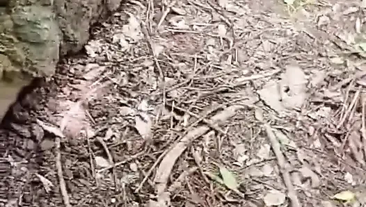 Ehefrau wurde mit nachbarin gefickt, während ihr ehemann im dschungel arbeitet