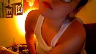 Spettacolo di webcam calda della ragazza che fuma