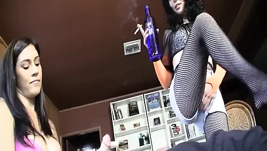 Sadist parti kızları baskın eğlence istiyor!