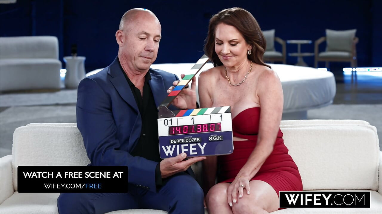 WIFEY Sexy Hotwife Suzanne Holly Kocasıyla Göz Teması Kurarak Önünde Kocaman Bir Siki Sikiyor