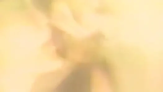 Si cewek sange rambut cokelat lagi asik nyepong kontol dengan ganas