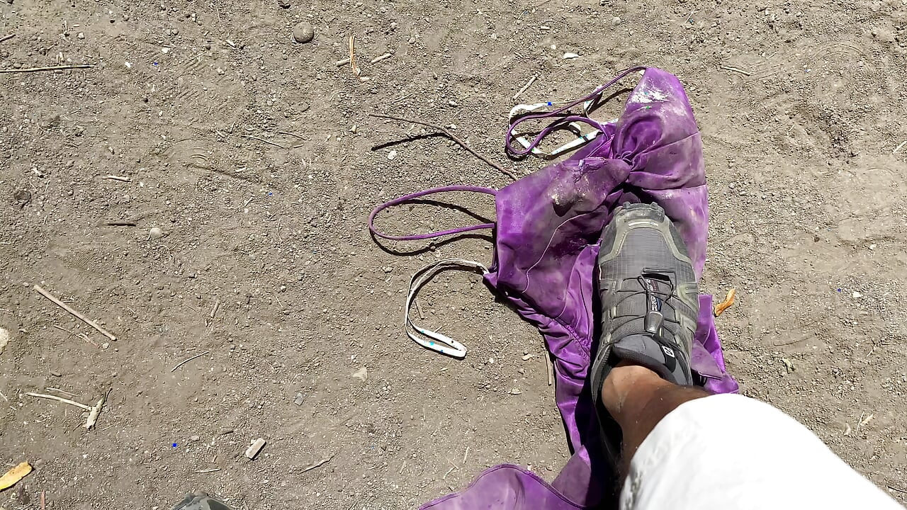 Samantha báli ruháját rúgták és dobálták egy túraútvonalon