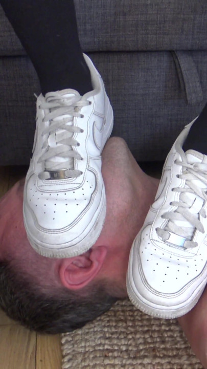 Hand over mouth in leg sissors!