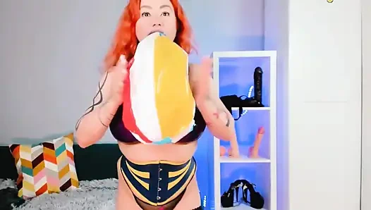 Bola pantai melambung oleh ibu tirimu