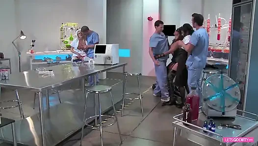 Heiße und geile schlampen nehmen es mit 2 schwänzen vom arzt auf