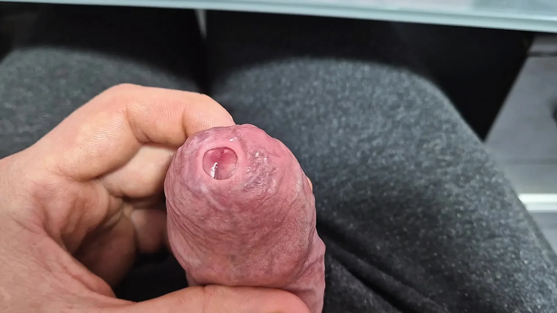 未割包皮紧致的鸡巴 precum 挑逗包皮爱好者与射液