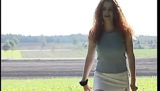 Brünette schlampe masturbiert, bevor sie einen blowjob gibt