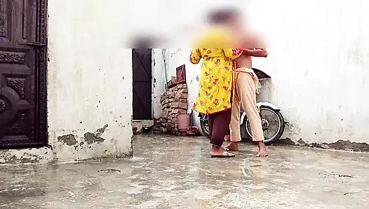 Barsaat ke mausam mein chute lagwane ka Apne maja hai barsat ke mausam mein gand Marne ka apna Maja