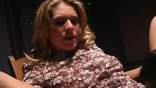 Memek cewek hot rambut pirang ini dientot dan di-fingering sampai muncrat banyak banget