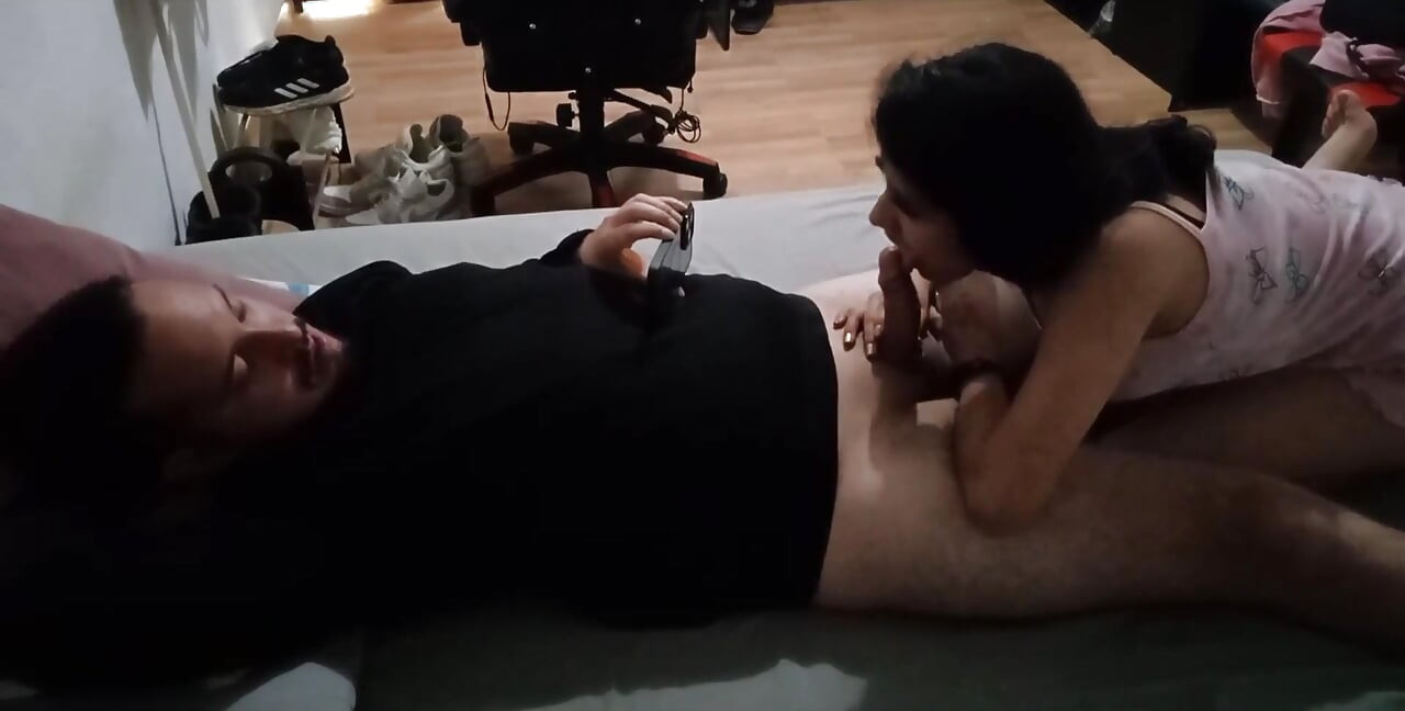 Nadšená mladá žena jezdí na sousedově péru ze pomsty pro svého bývalého přítele