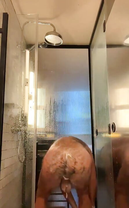 Hora do banho no chuveiro