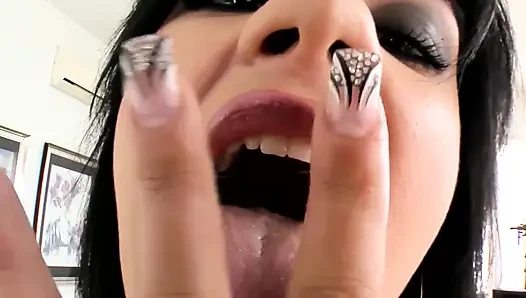 Sexy gebräuntes schätzchen bekommt beide engen löcher gedehnt und mit analem creampie gefickt