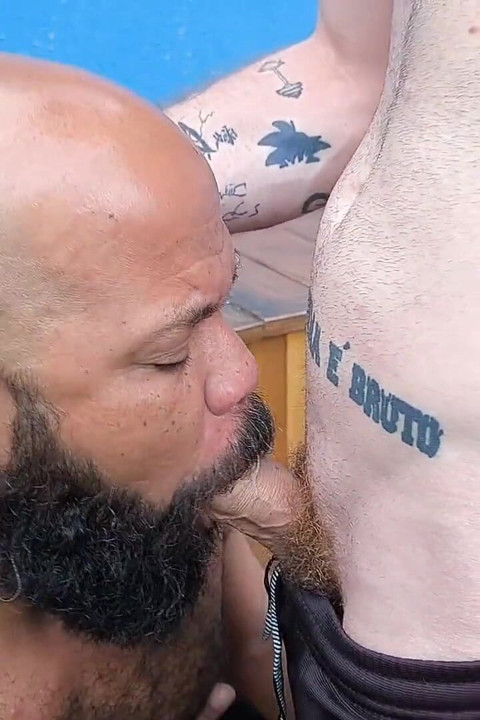 Carmona, sua amiga de Rj na piscina
