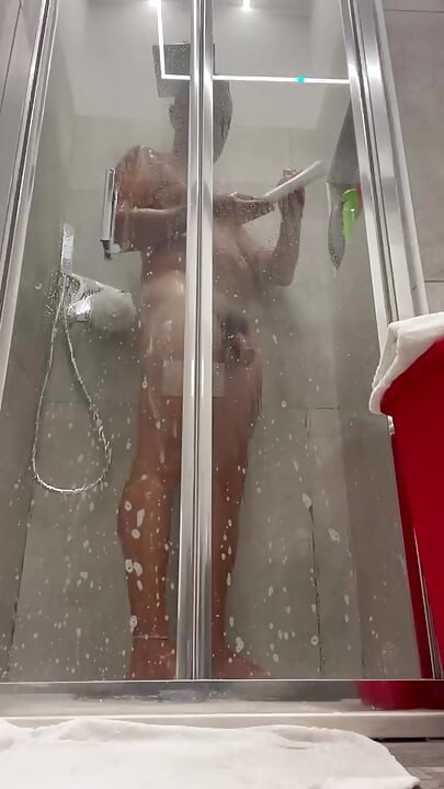 CHICO EN LA DUCHA