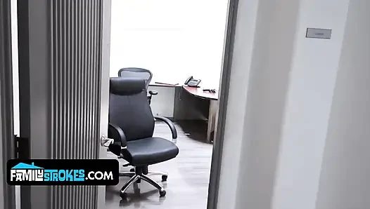 Doğal memeli sarışın üvey kız Iggy Amore üvey babasını baştan çıkarıyor ve biniyor
