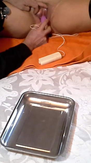 Uzbudljiv trenutak iz "Električni udar na klitorisu i klin u guzici"