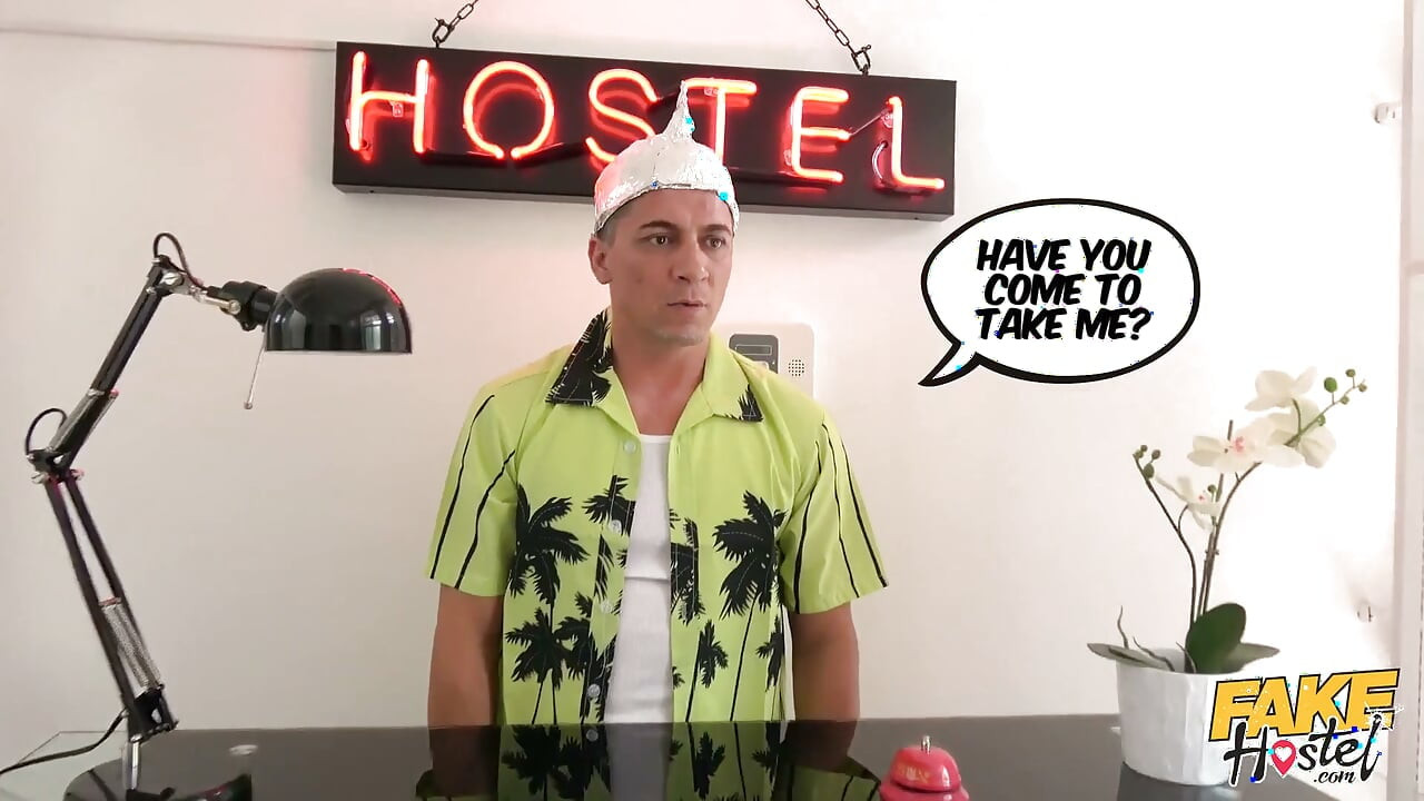 Fake Hostel - Vuokranantaja vaihtaa avaruusfantasioita Tera Linkin paljaaseen panemiseen