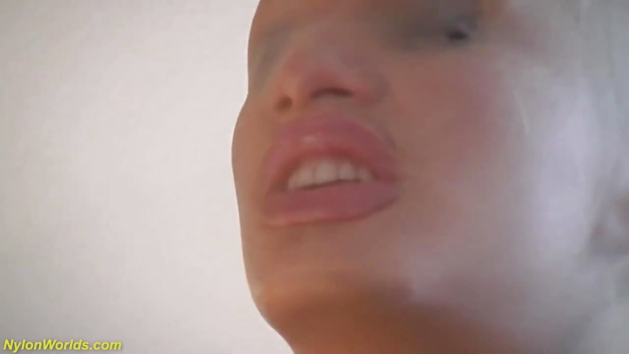 Hete flexibele ballerina Sandy heeft haar nylon masker vernietigd