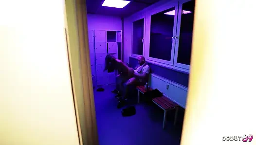 Худенькая немецкая девушка-нимфоманка в очках Vivi Vallentine соблазняет незнакомца потрахаться в фитнес-спортзале