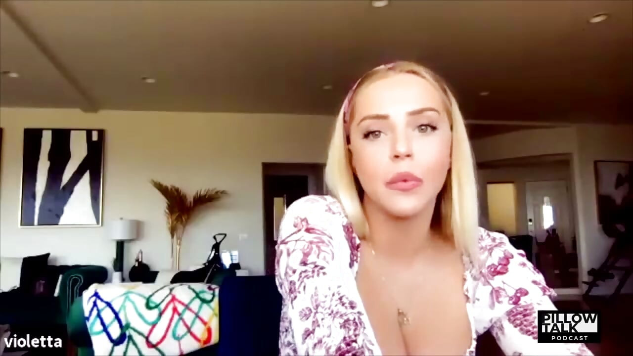 Violet Benson wordt echt met co-host Francesca Farago