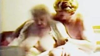 Une mamie de plus de 80 ans joue avec ses seins