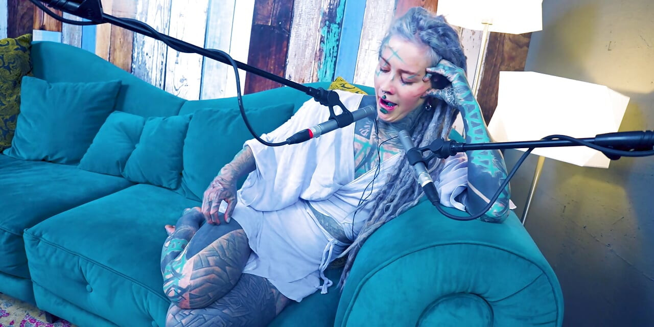 Ich spreche über S - Shame - ASMR podcast SFW spricht goth dünnes mädchen dreadlocks tattoo-modell inked mädchen