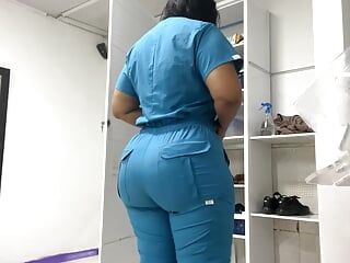 Une patiente au cul huilé filmée au bureau