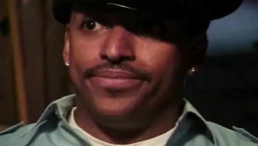 Baştan çıkarıcı sarışın hatun yüzüne boşalana kadar azgın gardiyanla sikişiyor