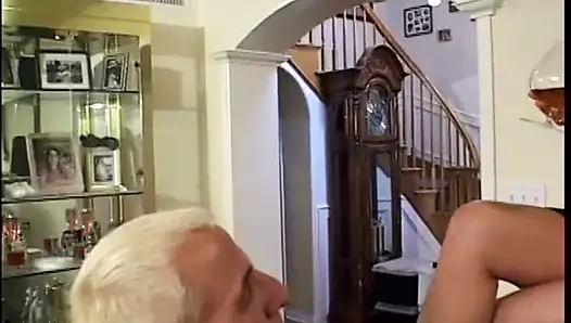 Büyük memeli dildolu oyuncu sarışın ev hanımı kocasını sikiyor, sonra kendi götünü siktiriyor
