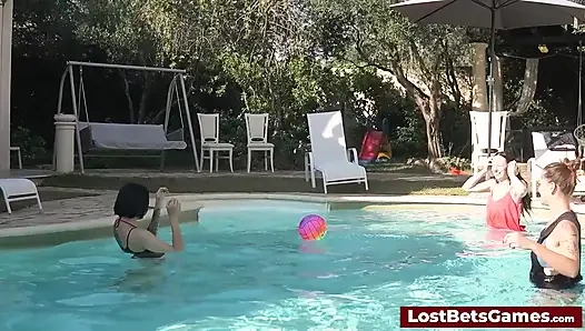 Pecundang bola voli strip terakhir menghadapi tantangan erotis di luar ruangan