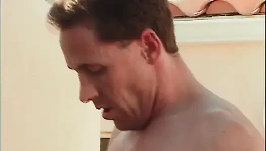 Schöne blondine mit riesigen melonen mit hilfe eines nachbarn