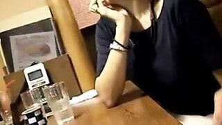 Une femme japonaise japonaise prend une grosse bite sous la table