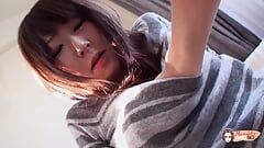 털이 무성한 보지를 퍼뜨리는 달콤한 일본 갈색 머리 소녀