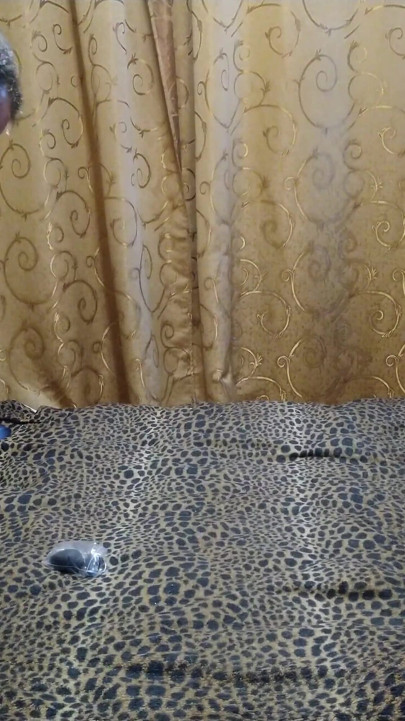 Potetovaný chlap šuká svůj zadek s falešným ptákem a honí jeho propíchnutého ptáka